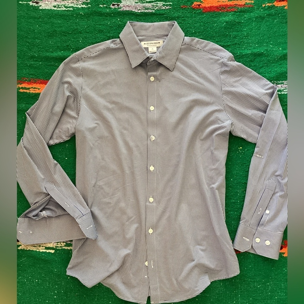 MIZZEN+MAIN  Mens Blue Gingham Performance Shirt -SZ M
Pit to pit 21”
Length 28”